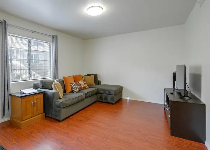 Shop, Dine, Hike, Explore Dtwn! Getaway Holiday home