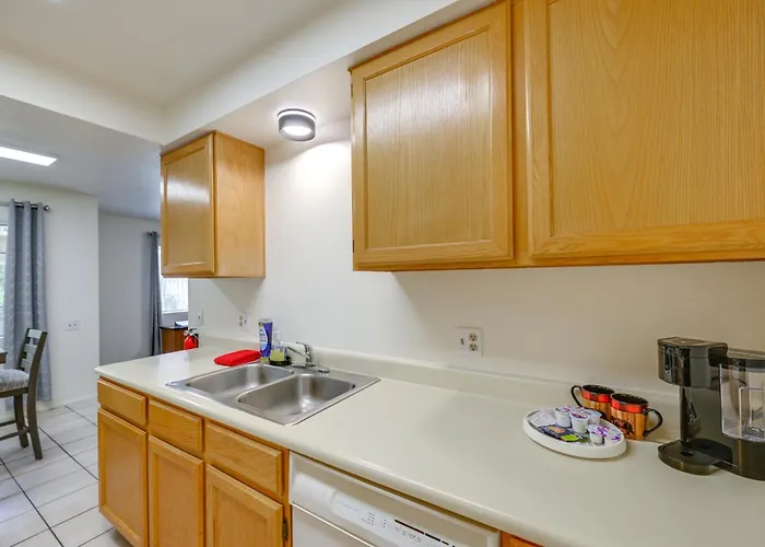 Holiday home Shop, Dine, Hike, Explore Dtwn! Getaway *