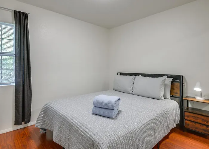 Holiday home Shop, Dine, Hike, Explore Dtwn! Getaway *