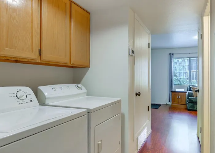 Holiday home Shop, Dine, Hike, Explore Dtwn! Getaway